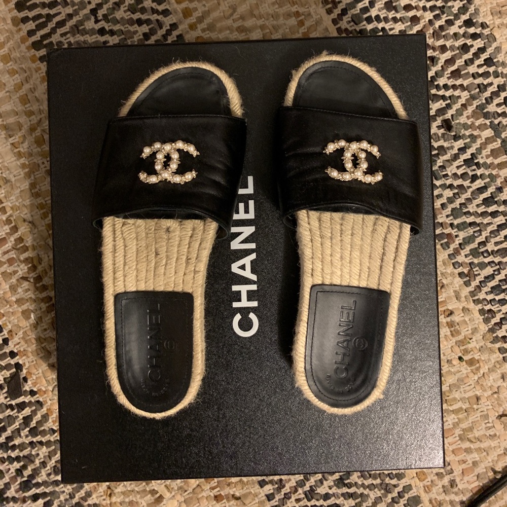 Chanel CC pearl black leather slides 37.5